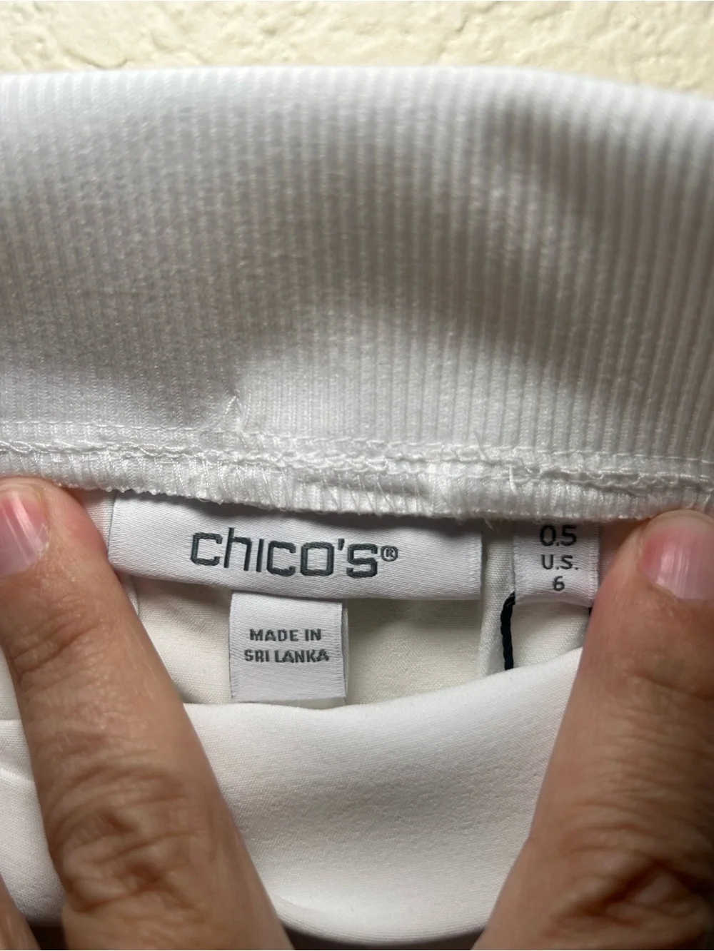Chicos Zenergy White Performance Zip-Pocket Light Capri Pants Casual Outdoor Fal